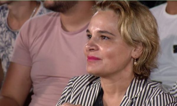 Pasi qau në Jalë, Vasili nxjerr në ankand kartopecetën me të cilën i fshiu lotët Monikës Pasi qau në Jalë, Vasili nxjerr në ankand kartopecetën me të cilën i fshiu lotët Monikës