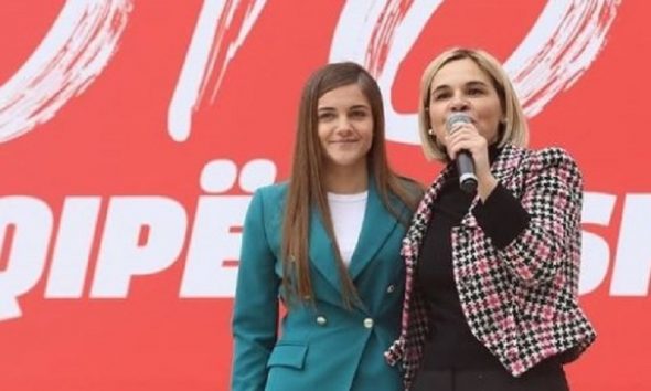 Grisejda e Metës noton me patëllxhan, Monika rrudh buzët kur e sheh në Jalë! Grisejda e Metës noton me patëllxhan, Monika rrudh buzët kur e sheh në Jalë!