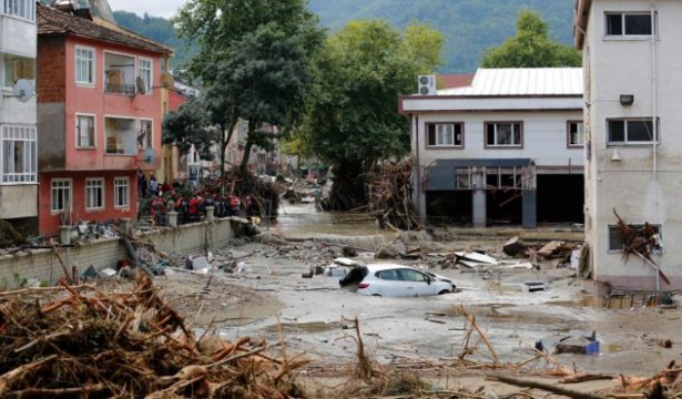 Rëndohet bilanci i viktimave nga përmbytjet në rajonin e Detit të Zi në Turqi