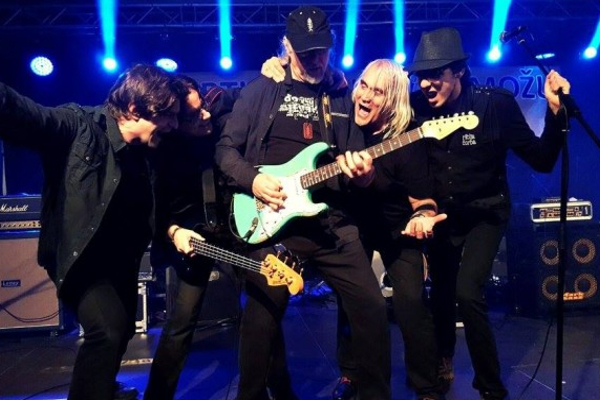 Pak histori për grupin fashist serb “Riblja Corba” që jep koncert në Kosovë dhe “patriotët… e Fb” heshtin Pak histori për grupin fashist serb “Riblja Corba” që jep koncert në Kosovë dhe “patriotët… e Fb” heshtin