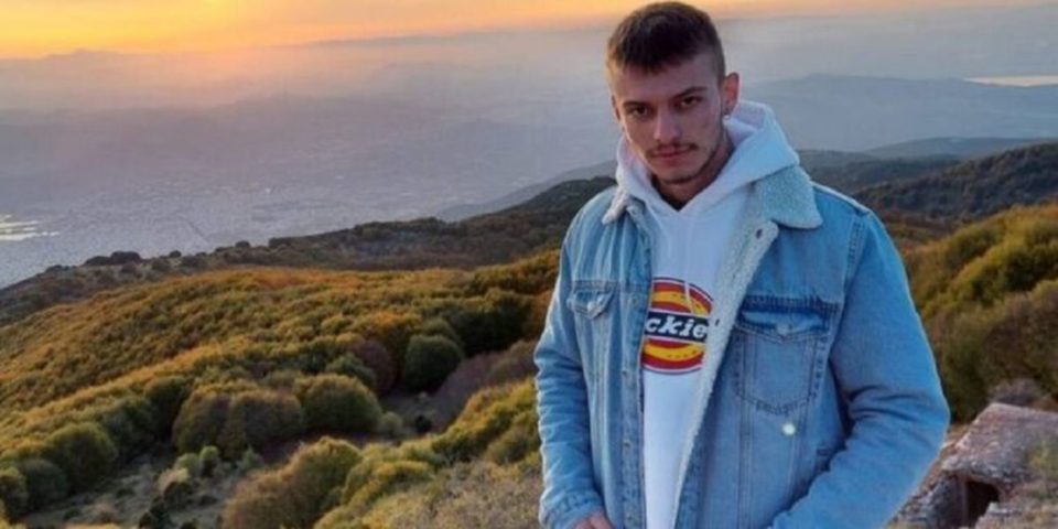 Po udhëtonte me motor, përplaset për vdekje 22-vjeçari shqiptar në Greqi Po udhëtonte me motor, përplaset për vdekje 22-vjeçari shqiptar në Greqi