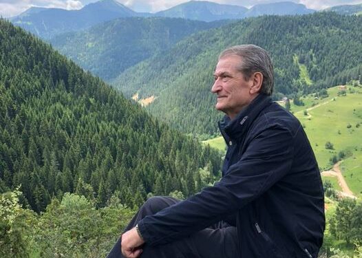 Berisha në Rugovë! “Kryqëzohet” nga komentuesit: Amerikanët të çojnë të ‘flasësh’ me Zotin! Mbete maleve si Meta Berisha në Rugovë! “Kryqëzohet” nga komentuesit: Amerikanët të çojnë të ‘flasësh’ me Zotin! Mbete maleve si Meta