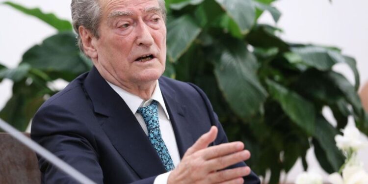 Frikë nga vendimi i Bashës?! Berisha i kujton “dy ndere” kryedemokratit: E mbrojta kur e akuzonin për fondet ruse! Donald Lu më erdhi në zyrë me dosjen… Frikë nga vendimi i Bashës?! Berisha i kujton “dy ndere” kryedemokratit: E mbrojta kur e akuzonin për fondet ruse! Donald Lu më erdhi në zyrë me dosjen…