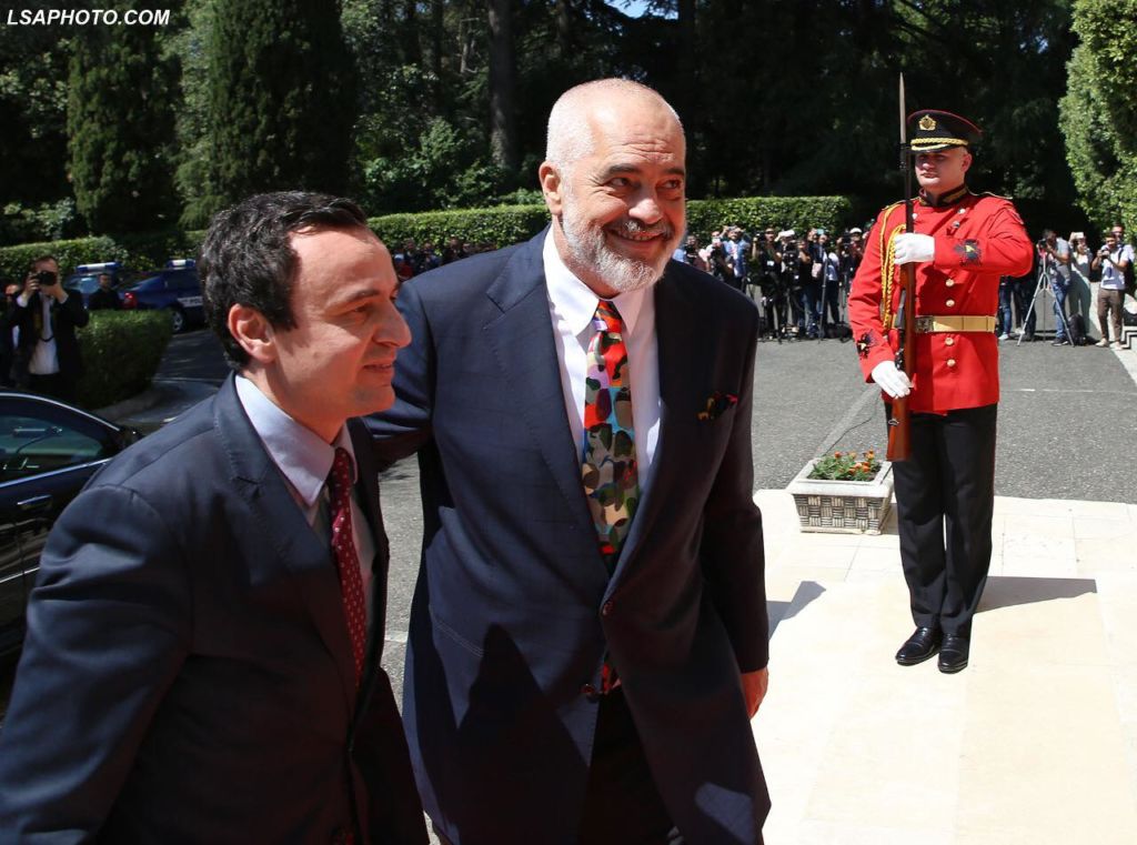 Pse Kosova e Albin Kurtit po i largohet çdo ditë Shqipërisë dhe po i afrohet Serbisë? Pse Kosova e Albin Kurtit po i largohet çdo ditë Shqipërisë dhe po i afrohet Serbisë?