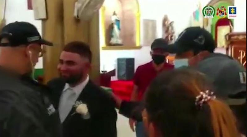 VIDEO/ “A do ta marrësh këtë burrë…”, bosi i drogës arrestohet në dasmën e tij VIDEO/ “A do ta marrësh këtë burrë…”, bosi i drogës arrestohet në dasmën e tij