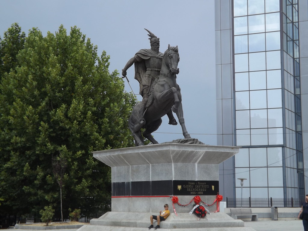 Kronika e shëmtuar e urrejtjes për Shqipërinë prej “kosovocentristëve” Kronika e shëmtuar e urrejtjes për Shqipërinë prej “kosovocentristëve”