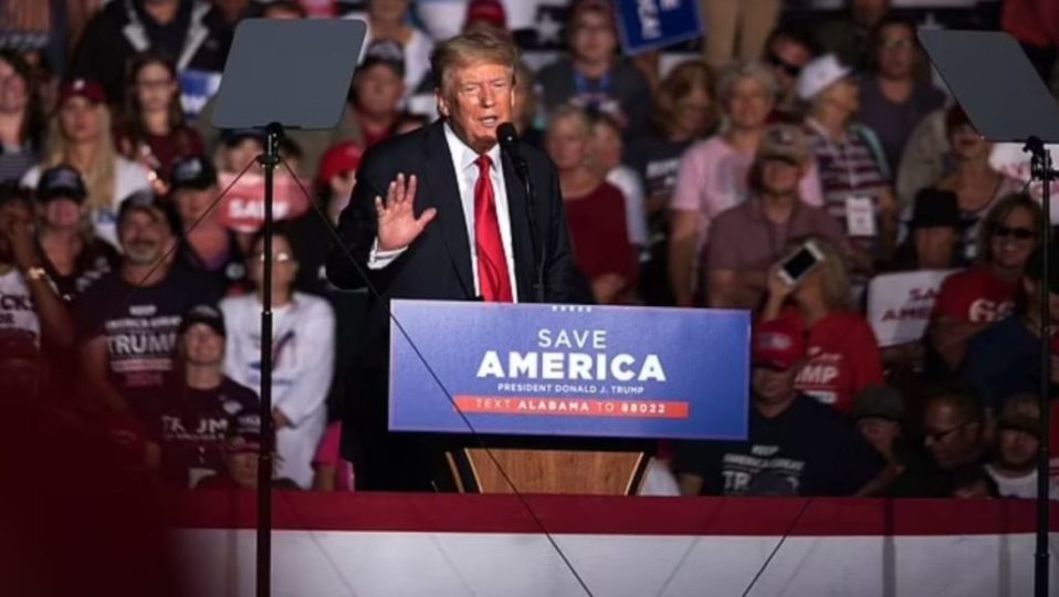 Donald Trump u rekomandon që të bëjnë vaksinën, ndjekësit e vërshëllejnë Donald Trump u rekomandon që të bëjnë vaksinën, ndjekësit e vërshëllejnë