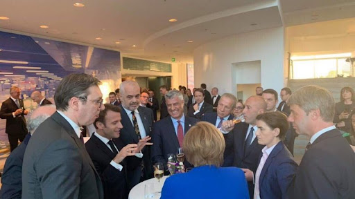 “Nuk më ha luli për këta”! Ish-ministri te “vrima e çelsit” bën “përkthimin” e debatit të Haradinajt dhe Ramës në zyrën e Merkelit! “Nuk më ha luli për këta”! Ish-ministri te “vrima e çelsit” bën “përkthimin” e debatit të Haradinajt dhe Ramës në zyrën e Merkelit!