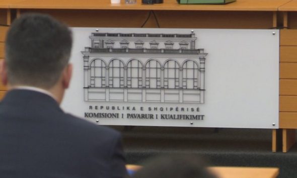 42 zyrtarë të drejtësisë nën hetim: Nga sekretarja e Adriatik Llallës tek inspektorët e KLD 42 zyrtarë të drejtësisë nën hetim: Nga sekretarja e Adriatik Llallës tek inspektorët e KLD