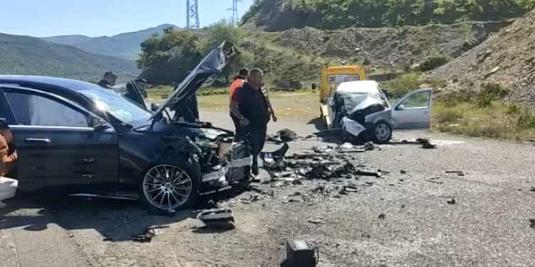 Plagosen 6 anëtarë të një familje në aksin Burrel-Milot: Një prej tyre niset me helikopter drejt Tiranës! Plagosen 6 anëtarë të një familje në aksin Burrel-Milot: Një prej tyre niset me helikopter drejt Tiranës!