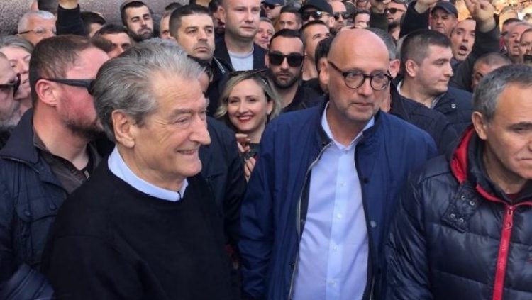 Muli i gëzuar për besnikërinë e “këshilltarit” Henz Muli i gëzuar për besnikërinë e “këshilltarit” Henz