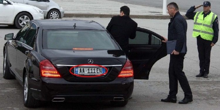 Blindohet Lulzim Basha! Frikë nga hakmarrja e Berishës: Mbahet nën mbikëqyrje krahu i tij i “krimit dhe eleminimeve fizike” Blindohet Lulzim Basha! Frikë nga hakmarrja e Berishës: Mbahet nën mbikëqyrje krahu i tij i “krimit dhe eleminimeve fizike”