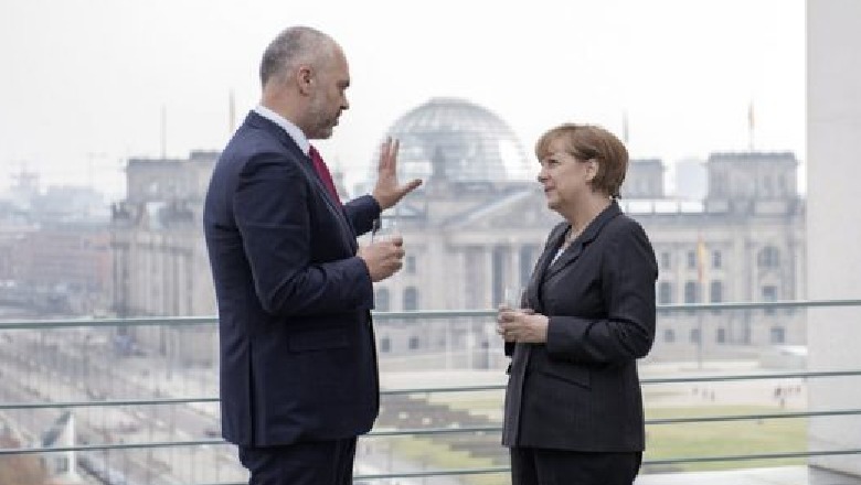 Merkel në Shqipëri! “Gruaja e hekurt” do të bëjë udhëtimin e saj të fundit si kancelare në vendin tonë, më 14 shtator bën bashkë të gjithë… Merkel në Shqipëri! “Gruaja e hekurt” do të bëjë udhëtimin e saj të fundit si kancelare në vendin tonë, më 14 shtator bën bashkë të gjithë…