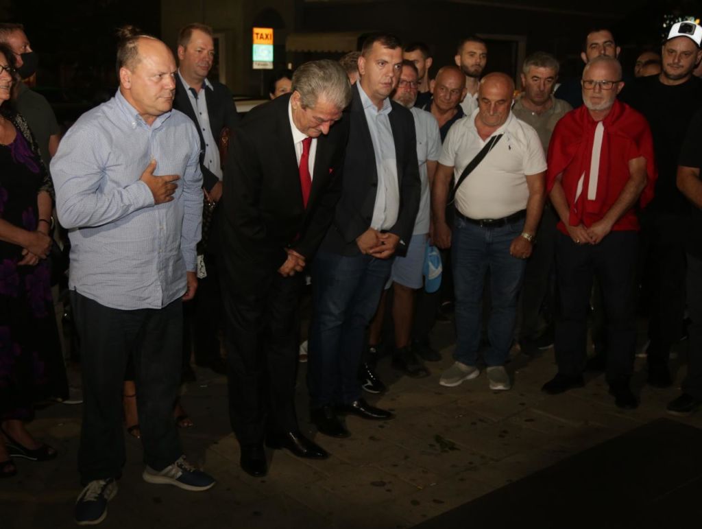 Berisha “betohet” në mbrëmje para bustit të “Azem Hajdarit”: PD-në do ta ngre në piedestal, Basha ka veç interesa personale Berisha “betohet” në mbrëmje para bustit të “Azem Hajdarit”: PD-në do ta ngre në piedestal, Basha ka veç interesa personale