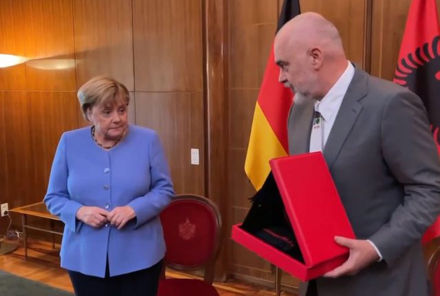 Kryeministri Rama i bën dhuratën speciale Angela Merkel (Video)