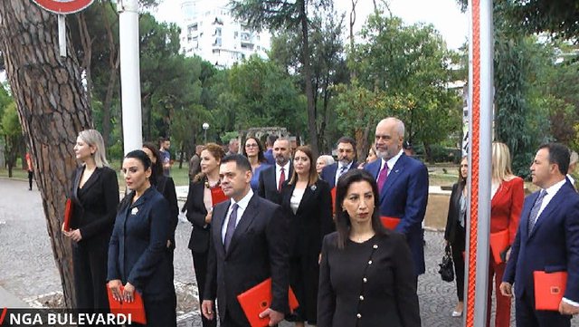 Betimi i kabinetit qeveritar para Presidentit, detajet që tërhoqën vëmendjen dhe traditat që ‘theu’ sot Ilir Meta Betimi i kabinetit qeveritar para Presidentit, detajet që tërhoqën vëmendjen dhe traditat që ‘theu’ sot Ilir Meta