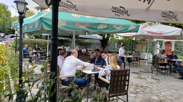 Beteja në dy fronte! Berisha i dërgoi ultimatumin e prerë: Lulzim Basha thërret në kafe bashkëpunëtorët e tij më të ngushtë Beteja në dy fronte! Berisha i dërgoi ultimatumin e prerë: Lulzim Basha thërret në kafe bashkëpunëtorët e tij më të ngushtë