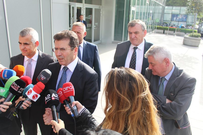 PD bllokon aleatët të krijojnë grup parlamentar më vete, nuk lejon kalimin e 3 deputetëve nga lista e saj për të plotësuar numrat PD bllokon aleatët të krijojnë grup parlamentar më vete, nuk lejon kalimin e 3 deputetëve nga lista e saj për të plotësuar numrat