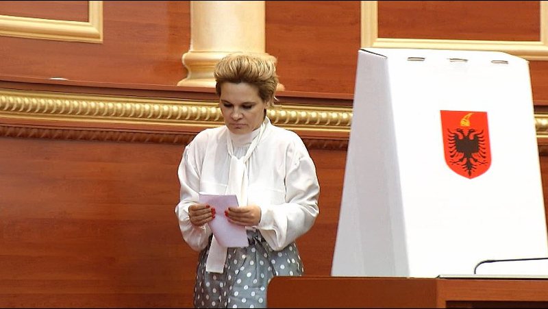 Monika Kryemadhi e mashtruar! Sfidon PD-në dhe veprimet e Lulzim Bashës në parlament Monika Kryemadhi e mashtruar! Sfidon PD-në dhe veprimet e Lulzim Bashës në parlament