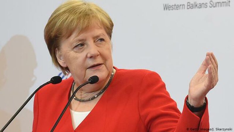 Mbërrin në Rinas, Angela Merkel, pritet nga këta dy zyrtarë të lartë