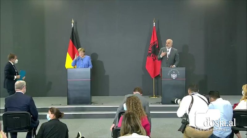 “Zoti Rama, jemi dhe ne këtu”!  Përplasje në konferencën e Merkelit: Gazetarët nga Kosova i kërkojnë fjalën Ramës, kryeministri: Me mua po, por zonja Merkel nuk i’u ka asnjë borxh!