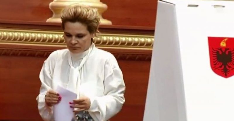 LSI drejt aleancës me partinë e Tom Doshit për të krijuar grup parlamentar, pas votave pro Lindita Nikollës nisin marrëveshjet e fshehta