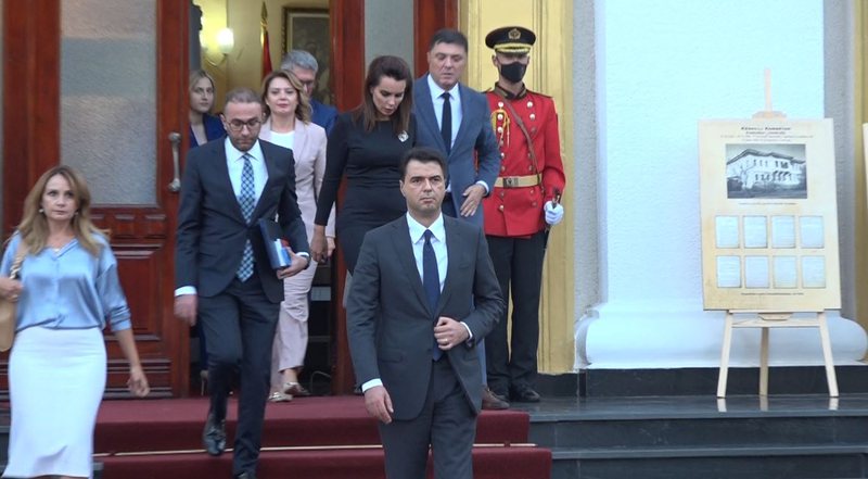 Pas udhëzimeve në grup, deputetët nisin lëvizjet kundër Berishës dhe promovojnë përjashtimin: Sula, Gjekmarkaj e Bejko goditje ish-kreut të PD Pas udhëzimeve në grup, deputetët nisin lëvizjet kundër Berishës dhe promovojnë përjashtimin: Sula, Gjekmarkaj e Bejko goditje ish-kreut të PD