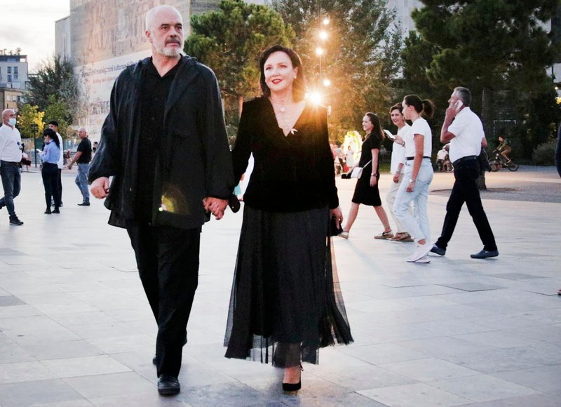 “Mbrëmje emosionuese”! I kapur dorë për dore me Lindën: Kryeministri Rama ndan fotot nga eventi i rëndësishëm ku morën pjesë dje “Mbrëmje emosionuese”! I kapur dorë për dore me Lindën: Kryeministri Rama ndan fotot nga eventi i rëndësishëm ku morën pjesë dje