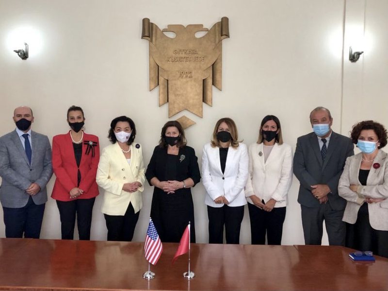 Pas zërave për pazare Rama-Meta për të bllokuar shkarkimin e presidentit, SHBA vë në resht anëtarët e Kushtetueses: Kërkon integritet në gjykim