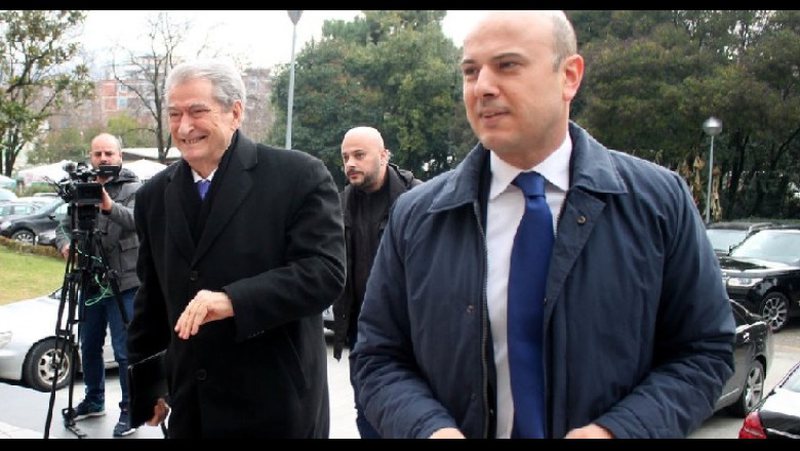 Bashën e “përdhunoi” ambasadorja amerikane dhe nuk tha asnjë fjalë! “Nuk ishte diçka e papritur”: Dhëndërri i ish klubit Partizani, Malltezi tregon prapaskenat e përjashtimit të vjerrit Bashën e “përdhunoi” ambasadorja amerikane dhe nuk tha asnjë fjalë! “Nuk ishte diçka e papritur”: Dhëndërri i ish klubit Partizani, Malltezi tregon prapaskenat e përjashtimit të vjerrit