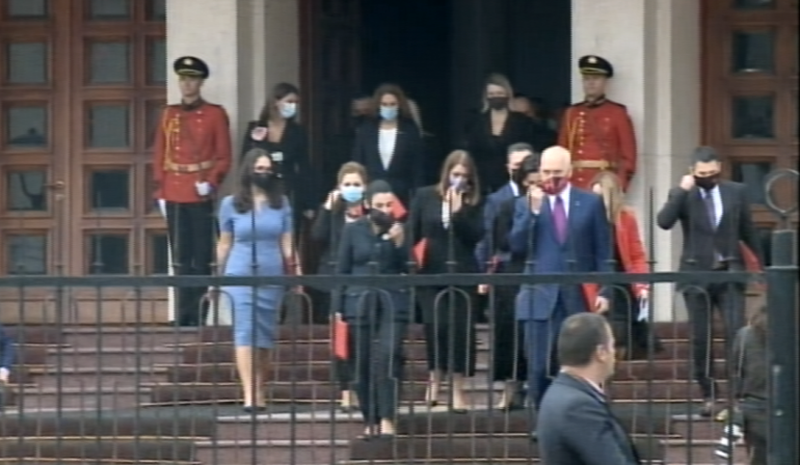 Betohet para Presidentit Meta kabineti i ri qeveritar, kryeministri Rama dhe ministrat bëjnë lëvizjen e menjëhershme pas ceremonisë (VIDEO-LIVE)