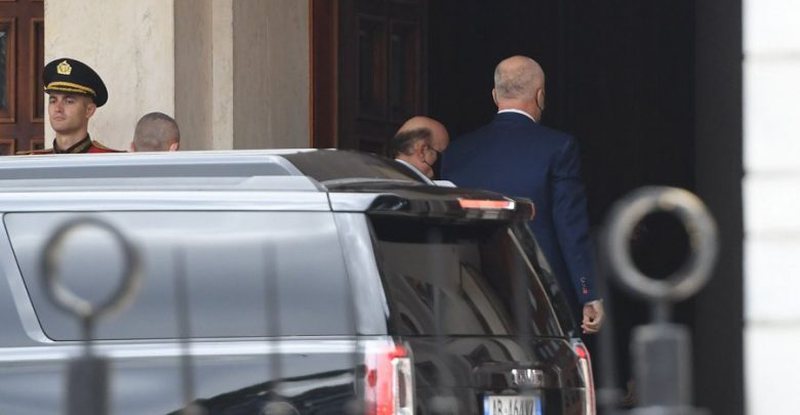 U raportua se Rama lëvizi sot me makinë të re me vlerë 400 mijë euro, vjen përgjigja zyrtare nga Kryeministria: Ja si qëndron e vërteta U raportua se Rama lëvizi sot me makinë të re me vlerë 400 mijë euro, vjen përgjigja zyrtare nga Kryeministria: Ja si qëndron e vërteta