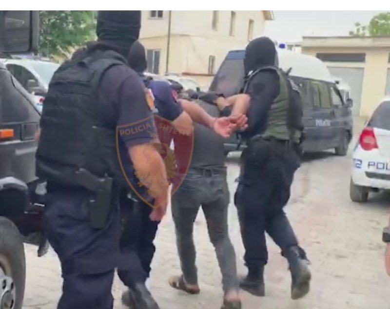 Arrestohet hajduti në Tiranë, kundërshton me forcë efektivët: Unë jam polic Arrestohet hajduti në Tiranë, kundërshton me forcë efektivët: Unë jam polic