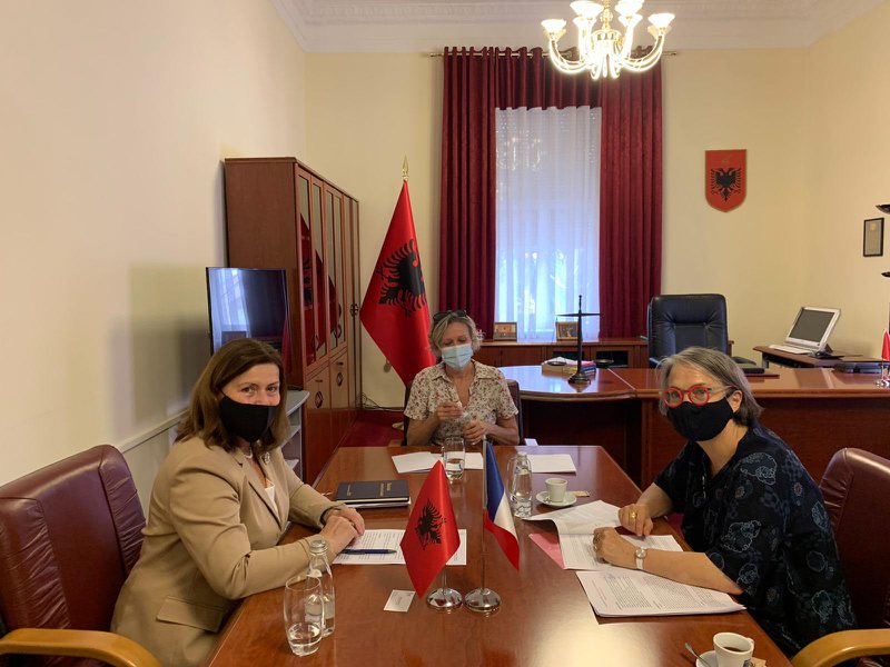 Pazaret për Kushtetuesen shqetësojnë ndërkombëtarët: Pas Yuri Kim edhe ambasadorja franceze i shkon në zyrë Vitore Tushës Pazaret për Kushtetuesen shqetësojnë ndërkombëtarët: Pas Yuri Kim edhe ambasadorja franceze i shkon në zyrë Vitore Tushës