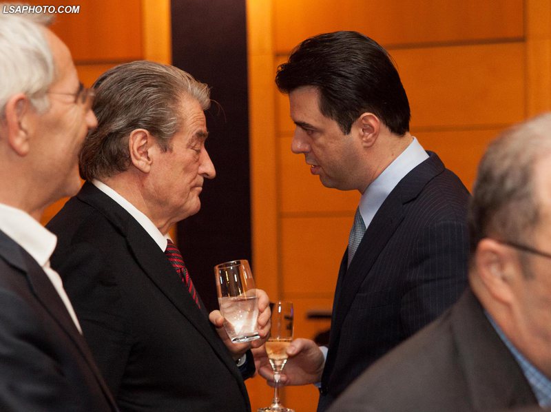 Prapaskenat! Deklarata e fortë e Lulzim Bashës: Informacionet që di unë i di edhe Sali Berisha! Ju s’keni për t’i marrë vesh kurrë! Prapaskenat! Deklarata e fortë e Lulzim Bashës: Informacionet që di unë i di edhe Sali Berisha! Ju s’keni për t’i marrë vesh kurrë!