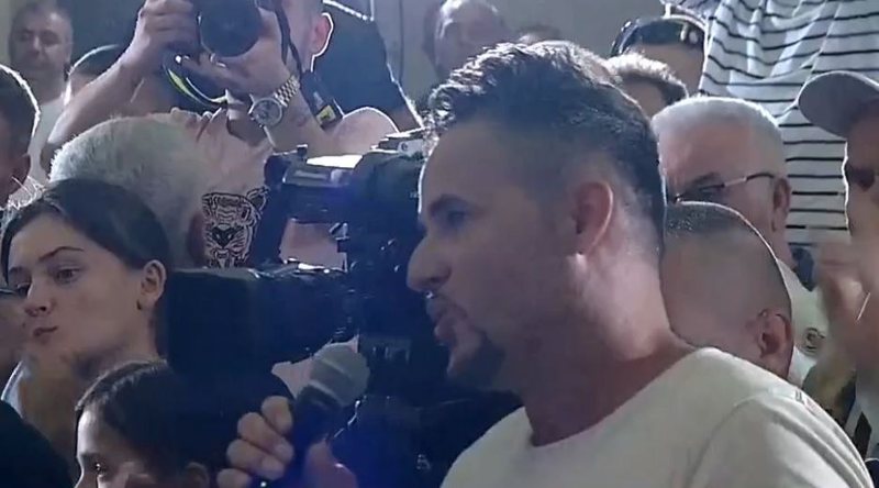 Qeshni pak! Albini dërgon ushtarë në mitingun e Berishës në Fier: “Kena ardhe me na mbrojt ti prej serbve se Luli është mashtrues e Rama tradhëtarë”! Qeshni pak! Albini dërgon ushtarë në mitingun e Berishës në Fier: “Kena ardhe me na mbrojt ti prej serbve se Luli është mashtrues e Rama tradhëtarë”!