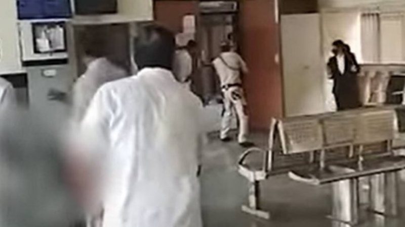 Ekzekutohet gangsteri famëkeq brenda sallës së gjyqit, zbardhen detajet e rënda Ekzekutohet gangsteri famëkeq brenda sallës së gjyqit, zbardhen detajet e rënda