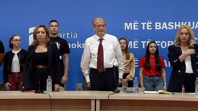 Berisha në alarm nga rezistenca e Bashës, merr këshilltarë të huaj për të organizuar takimet, vijon me kërcënimet ndaj kreut demokrat Berisha në alarm nga rezistenca e Bashës, merr këshilltarë të huaj për të organizuar takimet, vijon me kërcënimet ndaj kreut demokrat