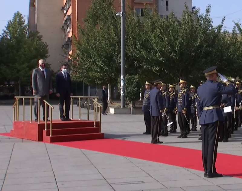 Kryeministri Edi Rama mbërrin në Kosovë, dalin pamjet nga ceremonia e pritjes që Albin Kurti organizoi për të (VIDEO-LIVE) Kryeministri Edi Rama mbërrin në Kosovë, dalin pamjet nga ceremonia e pritjes që Albin Kurti organizoi për të (VIDEO-LIVE)