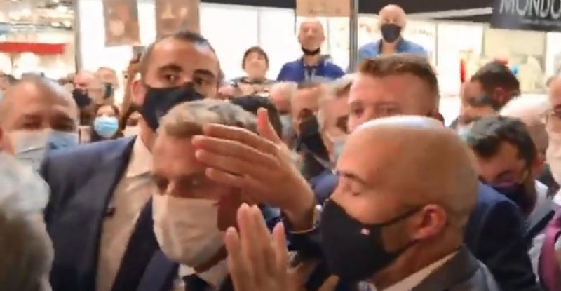 I riu e qëlloi me vezë, vjen reagimi i papritur i Macron I riu e qëlloi me vezë, vjen reagimi i papritur i Macron