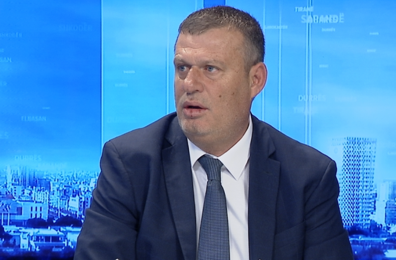 Shkëlqim Hajdari: Gjaku i këtij polici duhet ti shërbejë shtetit shqiptar, ja çfarë ndodh nëse të gjithë ngrihen në këmbë Shkëlqim Hajdari: Gjaku i këtij polici duhet ti shërbejë shtetit shqiptar, ja çfarë ndodh nëse të gjithë ngrihen në këmbë