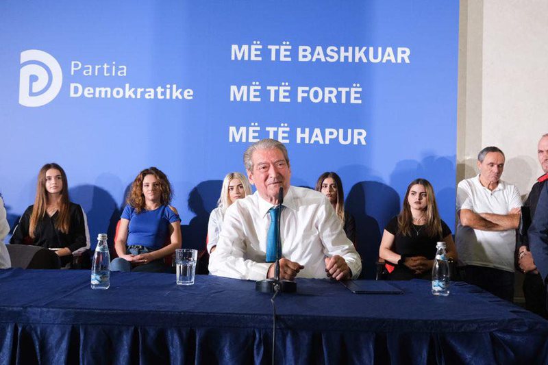 Berisha krijon strukturë brenda PD: Mbështetësit e tij dhe kritikët e Bashës shpallin lëvizjen e re Berisha krijon strukturë brenda PD: Mbështetësit e tij dhe kritikët e Bashës shpallin lëvizjen e re