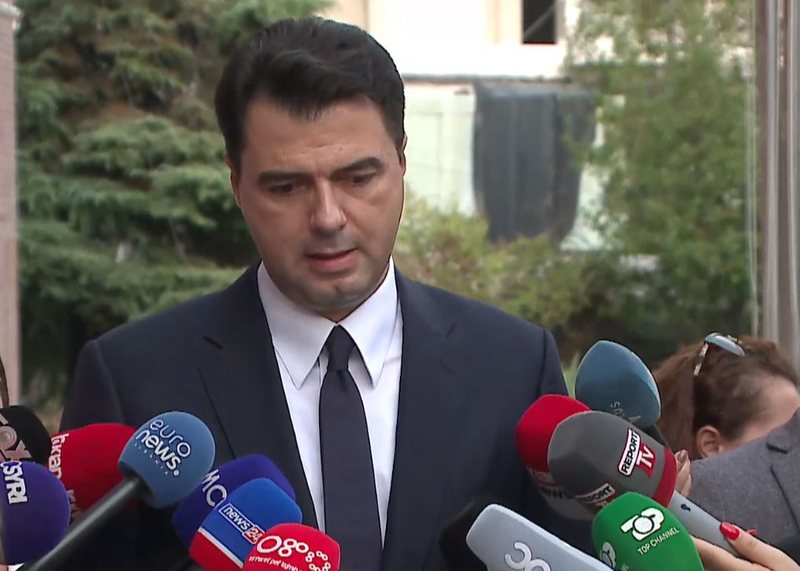 A po përçahet PD? Lulzim Basha drejt “nokdaun-it” nga Berisha…hiqet trim: Armiku i vetëm i yni është Edi Rama A po përçahet PD? Lulzim Basha drejt “nokdaun-it” nga Berisha…hiqet trim: Armiku i vetëm i yni është Edi Rama