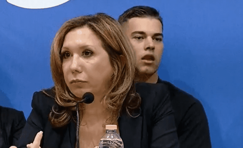 PD paralajmëroi padi ndaj saj, Evi Kokalari i përgjigjet Bashës: Jepi, sille! PD është e Sali Berishës dhe unë jam bijë e saj PD paralajmëroi padi ndaj saj, Evi Kokalari i përgjigjet Bashës: Jepi, sille! PD është e Sali Berishës dhe unë jam bijë e saj