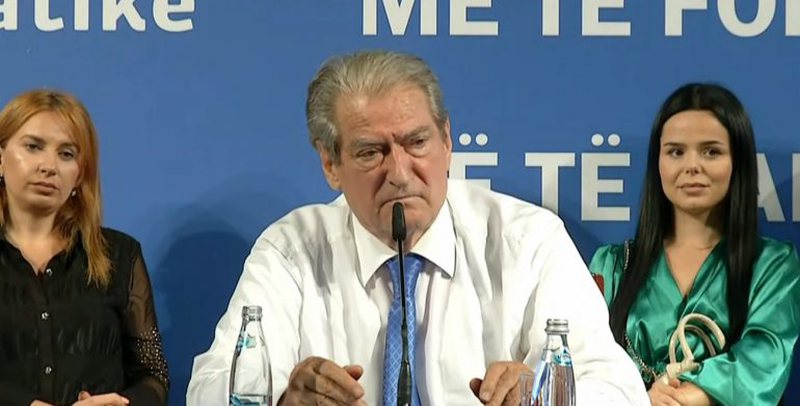 Njerëzit e Sali Berishës gati të marrin kallashnikovët: “Foltorja” kthehet në “shtab” për kryengritje të armatosur Njerëzit e Sali Berishës gati të marrin kallashnikovët: “Foltorja” kthehet në “shtab” për kryengritje të armatosur