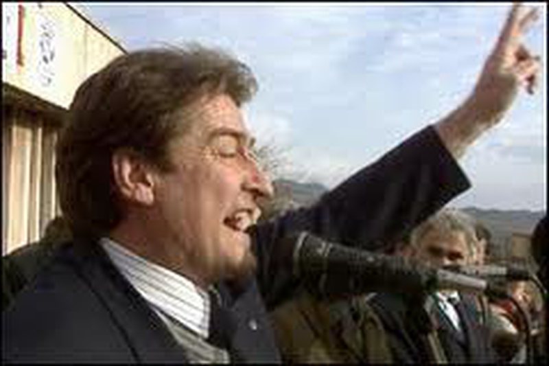 Mitingu i Sali Berishës në Lushnje shndërrohet në zonë lufte! Artan Hoxha nxjerr videon e frikshme: Një pjesë e militantëve që e shoqëruan sot në takim nuk mbanin kallashnikov në dorë por… Mitingu i Sali Berishës në Lushnje shndërrohet në zonë lufte! Artan Hoxha nxjerr videon e frikshme: Një pjesë e militantëve që e shoqëruan sot në takim nuk mbanin kallashnikov në dorë por…