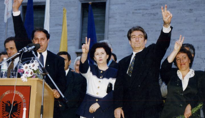 “Pashko dhe Hajdari e kërcënuan se do ta hidhnin nga avioni”! Frrok Çupi nxjerr prapaskenat ‘bombë’ dhe plas paralajmërimin e frikshëm për Berishën: Kjo është dosja që ka Basha në dorë! “Pashko dhe Hajdari e kërcënuan se do ta hidhnin nga avioni”! Frrok Çupi nxjerr prapaskenat ‘bombë’ dhe plas paralajmërimin e frikshëm për Berishën: Kjo është dosja që ka Basha në dorë!