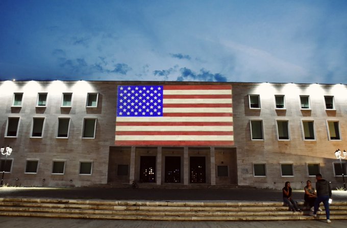 Tirana vishet me ngjyrat e flamurit amerikan! Ambasadorja Yuri Kim emocionohet nga ky gjest: Ja reagimi i saj Tirana vishet me ngjyrat e flamurit amerikan! Ambasadorja Yuri Kim emocionohet nga ky gjest: Ja reagimi i saj