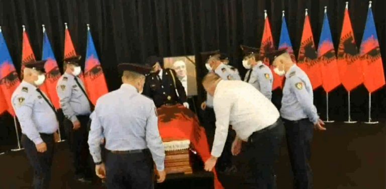 “S’ka fjalë të më ngushëllojë, nuk kam motiv të jetoj”! Fjalët rrënqethëse të babait të Saimir Hoxhës: Vëllai i vetëm mes tre motrave kishte dy djem të vegjël “S’ka fjalë të më ngushëllojë, nuk kam motiv të jetoj”! Fjalët rrënqethëse të babait të Saimir Hoxhës: Vëllai i vetëm mes tre motrave kishte dy djem të vegjël