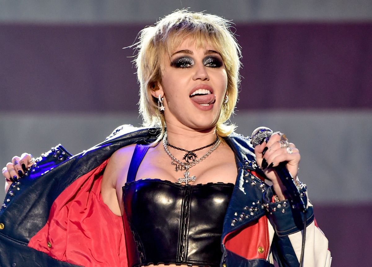 Miley Cyrus rrëfen mendimet e “errëta”: Mendoja se do të vdisja pa një partner që të më puthte çdo natë